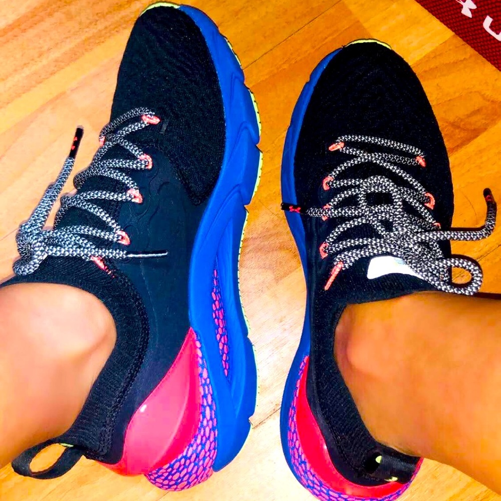 Women’s UA HOVR Phantom 2 Glow Running